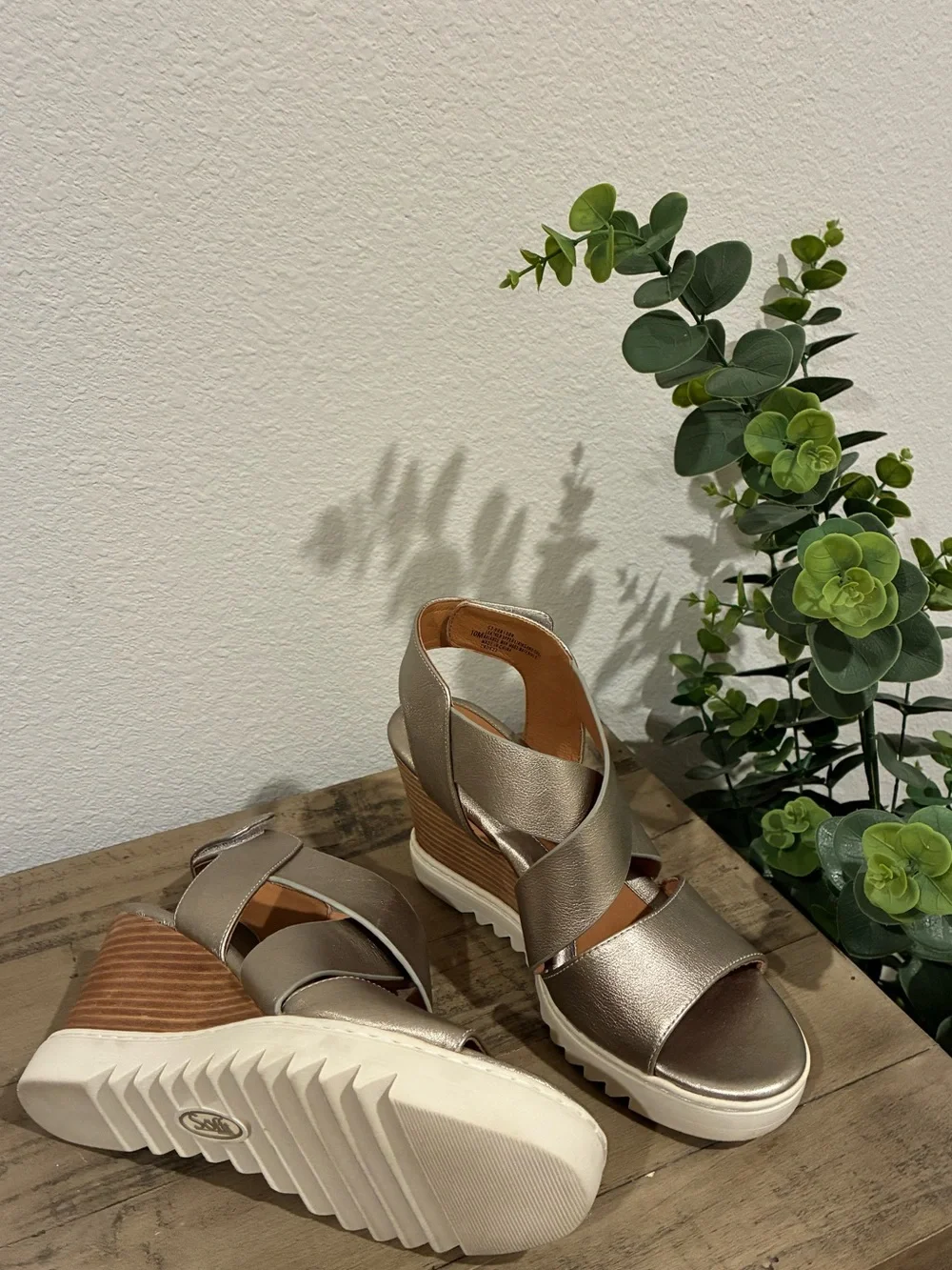 Söfft Metallic Gold Leather Platform Wedge Sandals Size 10.